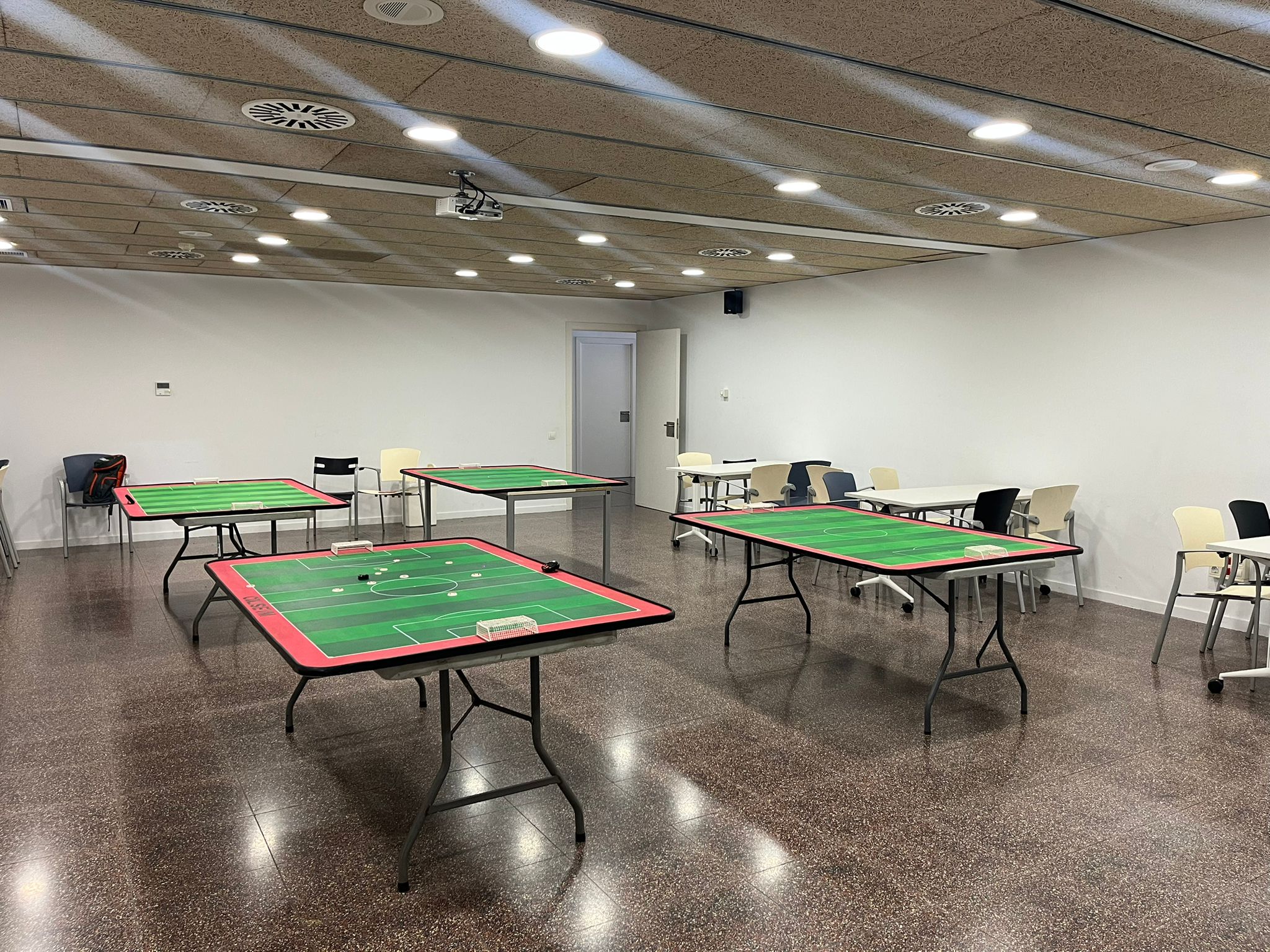 Sala de joc del club amb múltiples camps de futbol botons